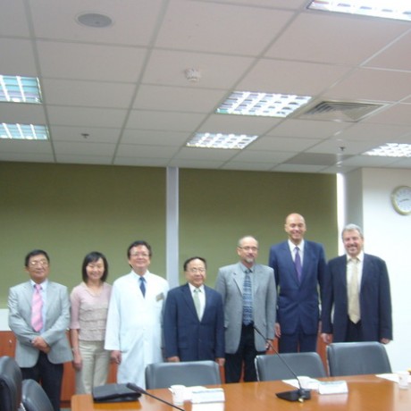 CZECH 醫學院院長.副院長.拜訪台北醫學大學邱文達校長.與醫學院院長.並且簽訂姊妹大學